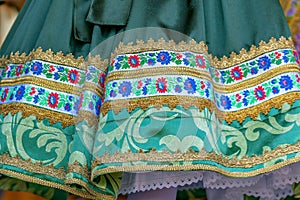 Detail tradičního slovenského lidového kroje, který nosí ženy