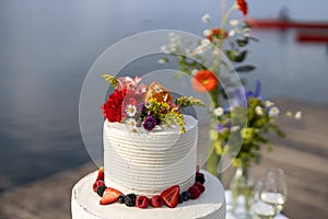 detail of the wedding cake with redberries and flowers
