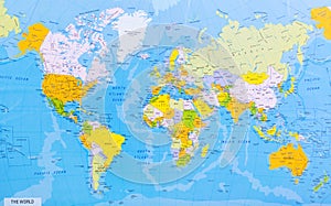 Detallado mapa del mundo con los países y ciudades.