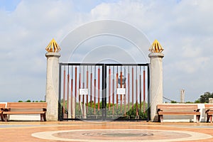 Details door at wat phra samut chedi