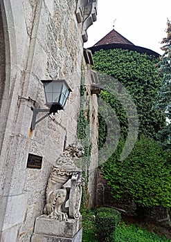 Podrobnosti o vstupnej bráne Smolenického zámku v neogotickom štýle, Slovensko