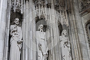 Detalhes arquitetônicos na St. Thomas Church na 5th Avenue em New York City, NY, EUA