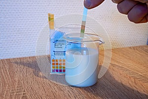 Determination of the acidity using a pH strip