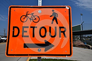 Detour sign instructs bikers and walkers