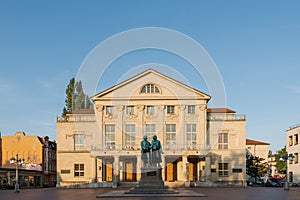 Deutsches Nationaltheater und Staatskapelle Weimar am Theaterplatz am Morgen bei Sonne und blauem Himmel