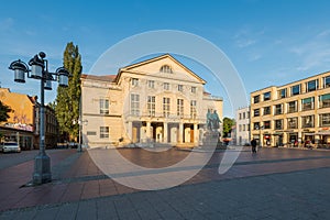 Deutsches Nationaltheater und Staatskapelle Weimar am Theaterplatz am Morgen bei Sonne und blauem Himmel