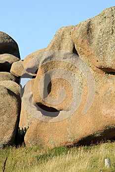 Deux giant rocks kissing in a romantic way