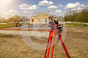 A device for geodesic surveying for cadastral work at a construction site