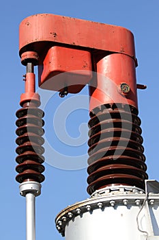 Device for high-voltage electric transformer to vary the output