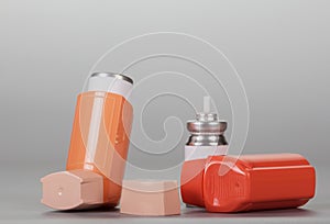 Device for inhalation with a dispenser on gray