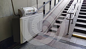 Device for lifting wheelchairs for disabled people in the passage