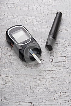 Device for measuring blood sugar on table