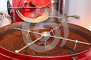 Device to roasting and drying coffee beans