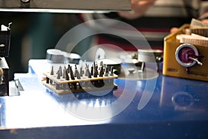 Devices for diamond cutting