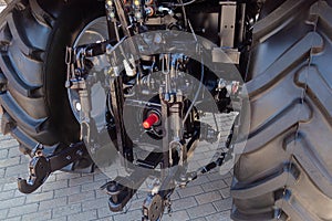 Devices for fastening mounted and trailed tractor equipment.