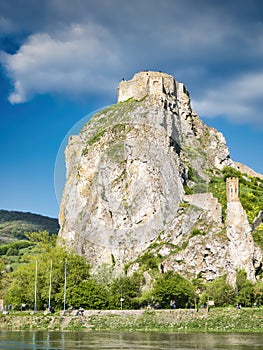 Zrúcanina hradu Devín z pohľadu na rieku Dunaj, Bratislava, Slovensko