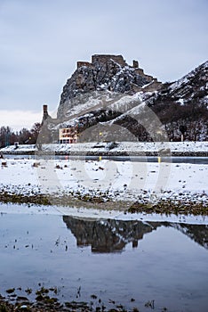 Hrad Děvín v zasněženém ránu