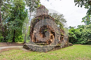 Diagonal view of Prasat Ta Muean