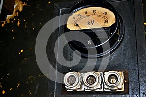 Dial gauge high voltage