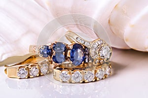 Diamond earings and ring with shell