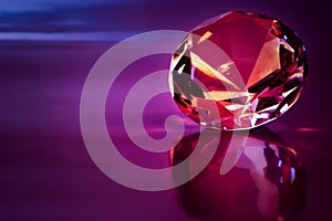Diamant v purpurová světlo 