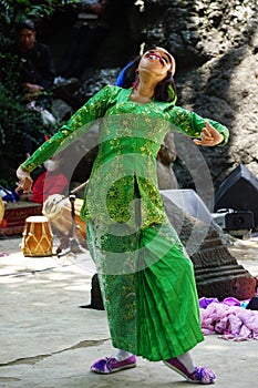 DidiK Nini Towok Performs dance on selomangleng performance art.