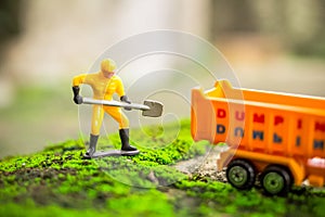 Diecast Construction Toys with Worker Shovel Lift Soil to Dump Truck Toys