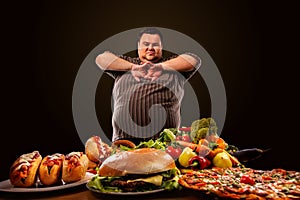 Hombre gordo hace elección entre saludable a insalubre comida 