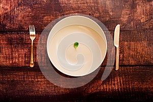 Diet to lose weight, image of plate and cutlery with a little scanty vegetable