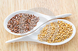 Difference of Golden linseeds and brown linseeds (flax seeds).