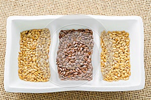 Difference of Golden linseeds and brown linseeds (flax seeds).