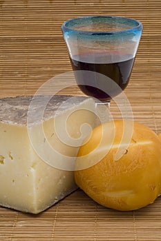 Diverso formaggio un vino rosso 