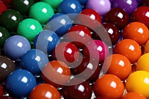 different colored balls moving together, implying conformity pressure