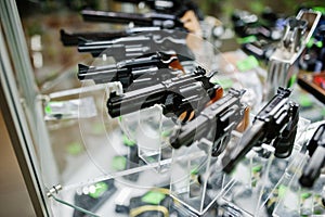 Diferente armas a sobre el estantes mantener armas sobre el la tienda 