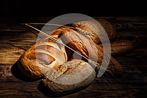 Different loaves of bread cooked with flour and gluten-free wheat on a wooden table