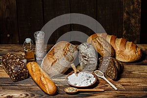 Different loaves of bread cooked with flour and gluten-free wheat on a wooden table