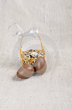 Different-sized eggs (chokolate, quail)