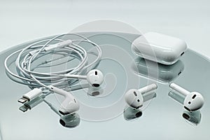 Different systems of Apple Inc. earphone: Air Pods and Apple Ear