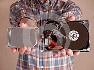 different types of computer drives, hard disk drives and SSD drives of different generations, data transfer, read and write speed
