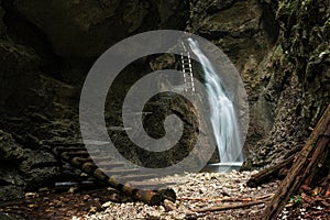 Náročná trasa s rebríkom pri vodopáde v kaňone Národného parku Slovenský raj