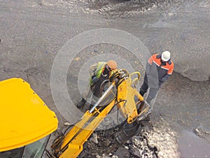 Digging a hole to eliminate the leakage of pipes in the middle of winter