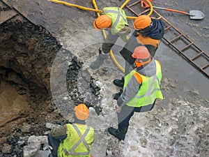 Digging a hole to eliminate the leakage of pipes in the middle of winter.
