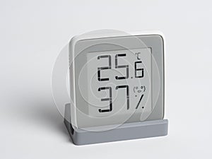 Digital device for determining the humidity and temperature in the room
