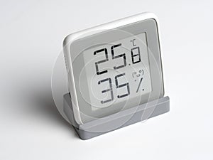 Digital device for determining the humidity and temperature in the room