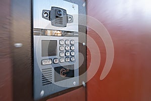Digital intercom with the ability to record incoming calls to the house. Buttons for entering the code and a magnetic reader.