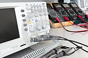 Digital oscilloscope and measuring devices