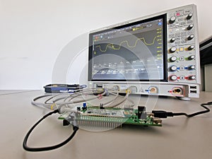 Digital oscilloscope for signal analysis in electronics