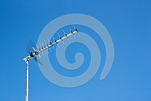 Digital terrestrial television reception antenna of a conventional house