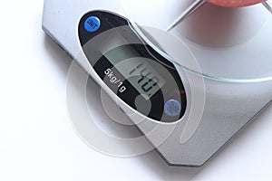 Digital weights scale is showing the numerical weight of weighing fruit.