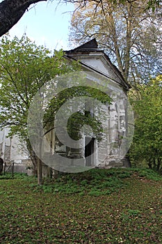 Chátrajúca pohrebná komora dynastie Koháry v Čabradskom Podhradí, kraj Krupina, Slovensko